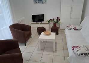 TV - Maison Aytré – Shaded by the Albizia, La Rochelle, 5 Bedrooms, 4 Bathrooms (Aytré)