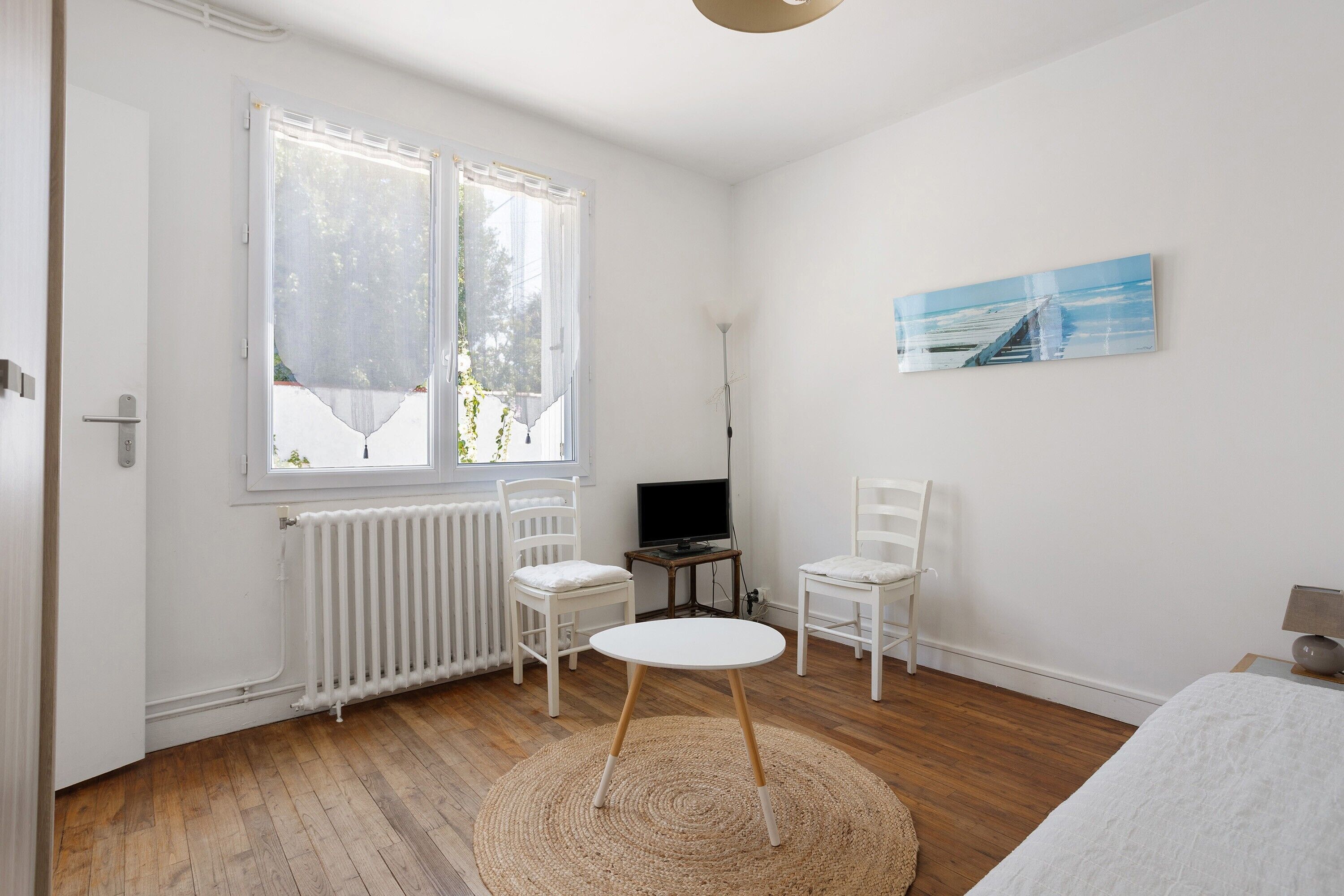 5 bedrooms, iron/ironing board, WiFi, bed sheets