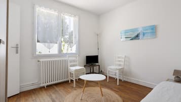 5 bedrooms, iron/ironing board, WiFi, bed sheets
