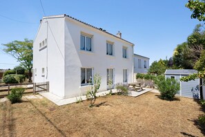 Exterior - Maison Aytré – Shaded by the Albizia, La Rochelle, 5 Bedrooms, 4 Bathrooms (Aytré)
