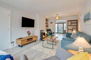 TV, fireplace - 3 Bed in Padstow (oc-p00504) (Padstow)