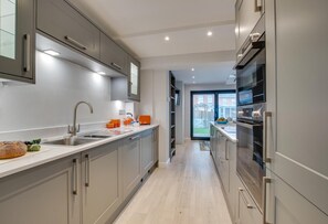 Microwave, oven, dishwasher, cookware/dishes/utensils - 3 Bed in Padstow (oc-p00504) (Padstow)