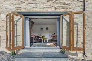 Terrace/patio - 1 Bed in Abergynolwyn (oc-p32345) (Abergynolwyn)