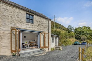 المنشأة من الخارج