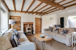 TV, fireplace - 3 Bed in Holt (oc-2150) (Holt)