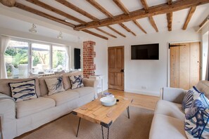 TV, fireplace - 3 Bed in Holt (oc-2150) (Holt)