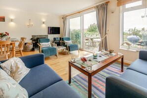 TV, fireplace - 3 Bed in Padstow (oc-p00435) (Trevone)