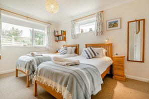 3 bedrooms, iron/ironing board, travel cot, free WiFi - 3 Bed in Padstow (oc-p00435) (Trevone)