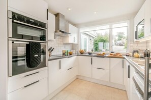 Microwave, oven, dishwasher, high chair - 3 Bed in Padstow (oc-p00435) (Trevone)