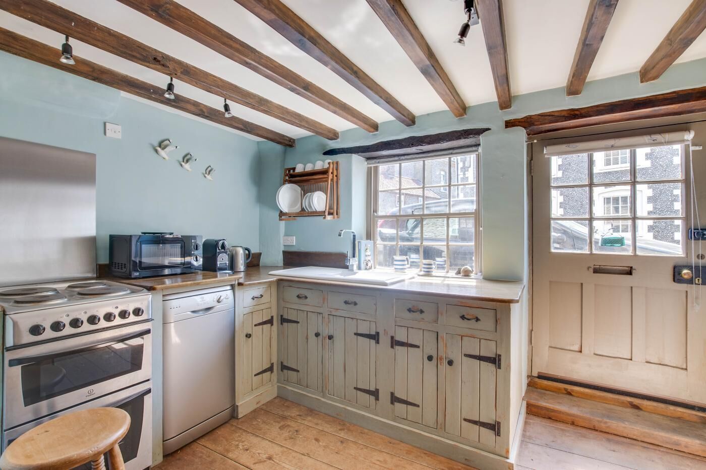 Mikrobølgeovn, ovn, opvaskemaskine, køkkentøj/tallerkener/redskaber