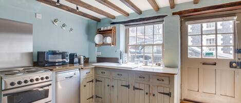 Mikrobølgeovn, ovn, opvaskemaskine, køkkentøj/tallerkener/redskaber