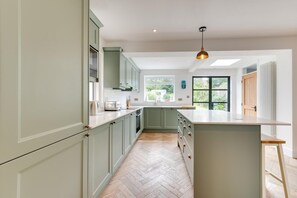 Oven, dishwasher, high chair, cookware/dishes/utensils - 3 Bed in Southwold (oc-19nr) (Southwold)