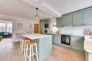 Oven, dishwasher, high chair, cookware/dishes/utensils - 3 Bed in Southwold (oc-19nr) (Southwold)