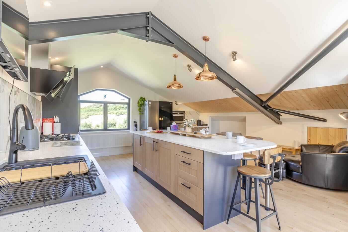 Micro-ondes, four, lave-vaisselle, chaise haute