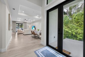 Interior - Bright & Breezy Getaway - Near Downtown Naples (Naples)
