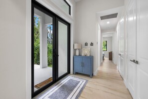 Interior - Bright & Breezy Getaway - Near Downtown Naples (Naples)