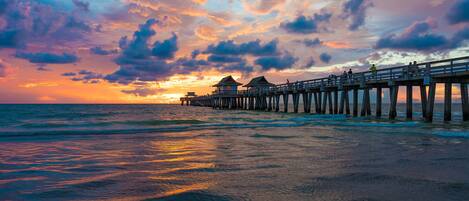 Espreguiçadeiras, toalhas de praia
