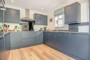 Microonde, forno, lavastoviglie, seggiolone