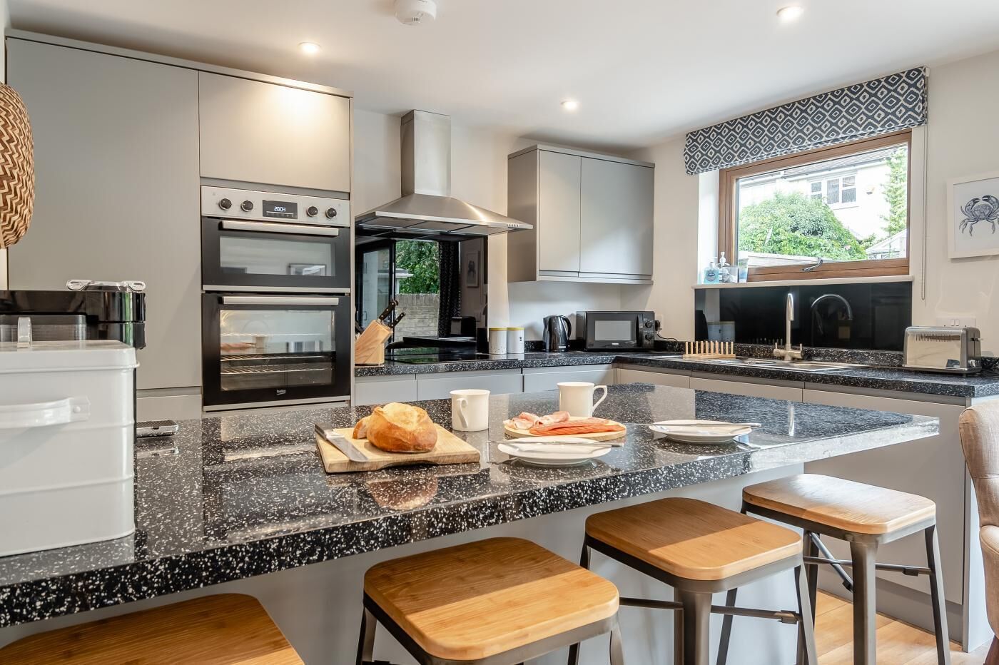 Mikrobølgeovn, ovn, oppvaskmaskin og høy barnestol