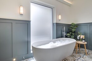 Spa - 4 Bed in Mumbles (oc-hh1222) (The Mumbles)