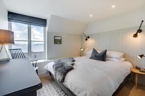 Iron/ironing board, free WiFi, bed sheets - 4 Bed in Mumbles (oc-hh1222) (The Mumbles)