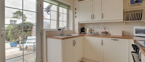 Microondas, horno, lavavajillas y periquera