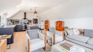 Eine moderne Lofts-Wohnung mit Küche, Essbereich und Wohnzimmer.