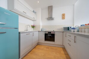 Microwave, oven, dishwasher, cookware/dishes/utensils - 2 Bed in Caswell Bay (oc-hh913) (Bishopston)
