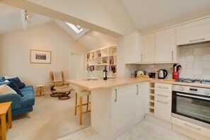 Microondas, horno, lavavajillas y utensilios de cocina 