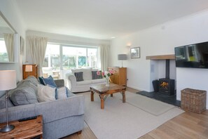 TV, fireplace - 4 Bed in Padstow (oc-p00425) (Constantine Bay)