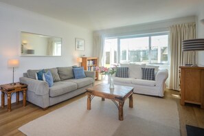 TV, fireplace - 4 Bed in Padstow (oc-p00425) (Constantine Bay)
