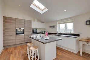 Oven, dishwasher, cookware/dishes/utensils - 3 Bed in Stamford (oc-gd1933) (Stamford)