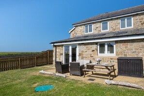Outdoor dining - 3 Bed in Stamford (oc-gd1933) (Stamford)