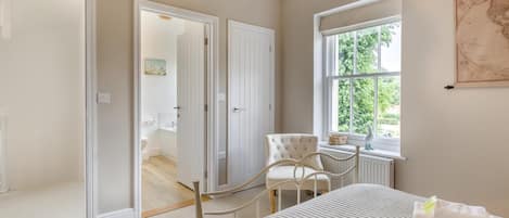 3 makuuhuonetta, silitysrauta/-lauta, ilmainen Wi-Fi, vuodevaatteet