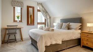 A bedroom with a bed, a desk, a chair, and a nightstand. - 7 Bed in Aldeburgh (oc-midba) (Aldeburgh)