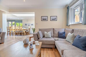 TV, fireplace - 7 Bed in Aldeburgh (oc-midba) (Aldeburgh)