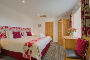 Iron/ironing board, free WiFi, bed sheets - 1 Bed in Padstow (oc-p00288) (Porthcothan Bay)