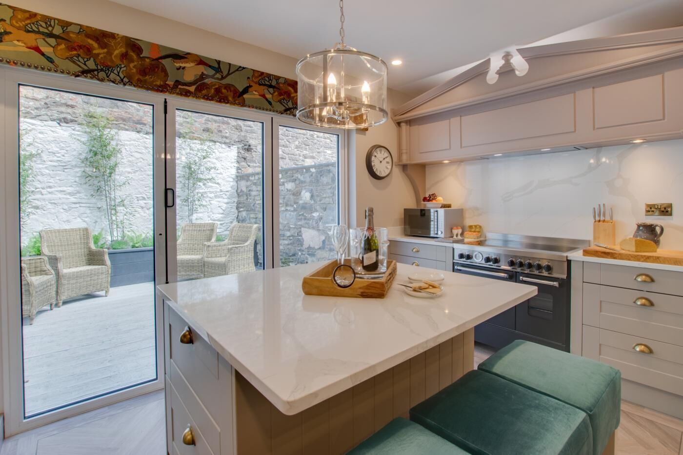 電子レンジ、オーブン、食器洗い機、ハイチェア