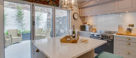 電子レンジ、オーブン、食器洗い機、ハイチェア