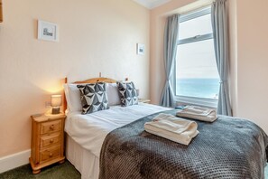 Iron/ironing board, travel cot, bed sheets - 2 Bed in Ilfracombe (oc-o32675) (Ilfracombe)