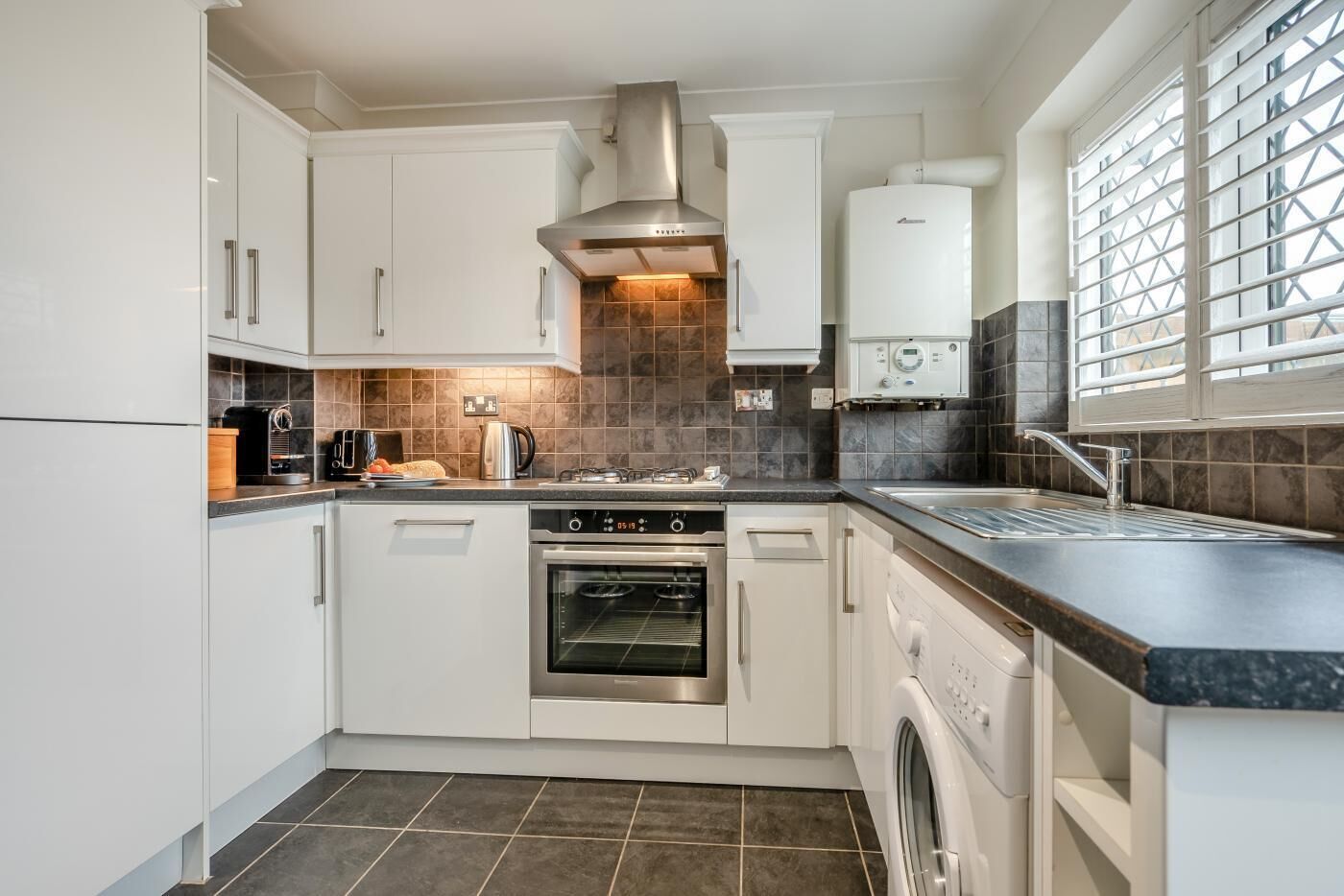 Mikrobølgeovn, ovn, køkkentøj/tallerkener/redskaber