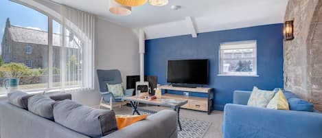 TV, fireplace