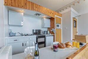 Microwave, oven, highchair, cookware/dishes/utensils - 1 Bed in Ilfracombe (oc-c32676) (Ilfracombe)