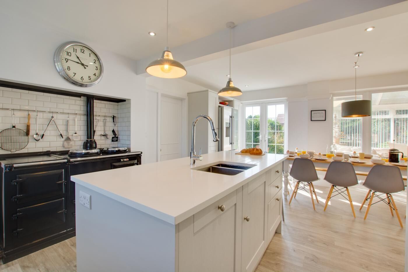 Een microgolfoven, een oven, een vaatwasser, een kinderstoel