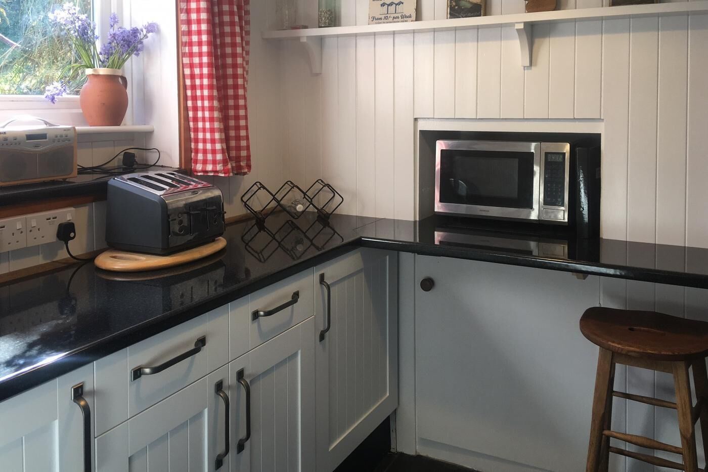 Mikrowelle, Ofen, Geschirrspüler, Hochstuhl