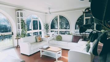 TV, console de videogame, mesa de pingue-pongue