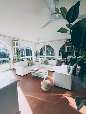 Tv, en tv-spelskonsol och ett bordtennisbord