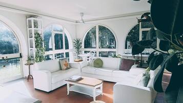 Télévision, console de jeux vidéo, table de tennis de table