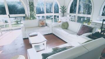 Tv, en tv-spelskonsol och ett bordtennisbord