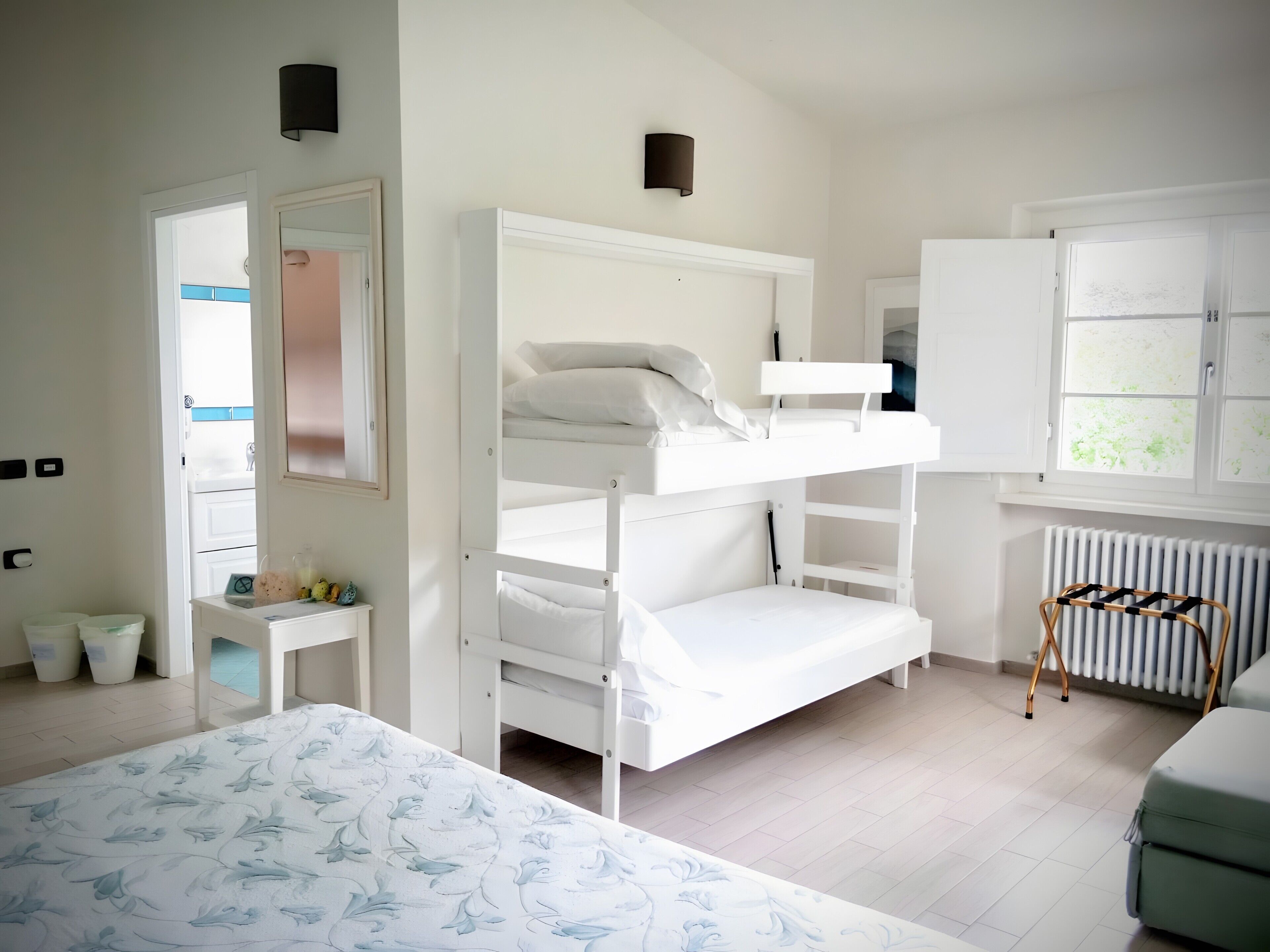 Bureau, fer et planche à repasser, Wi-Fi, draps fournis